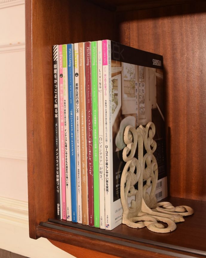 アンティークのキャビネット　アンティーク家具　本棚や飾り棚に使えるヴィンテージ家具、イギリスで見つけたディバイダー。A4サイズの雑誌もたっぷり収納高さがあるので、本棚として雑誌も立てて収納出来ます。(x-1178-f)