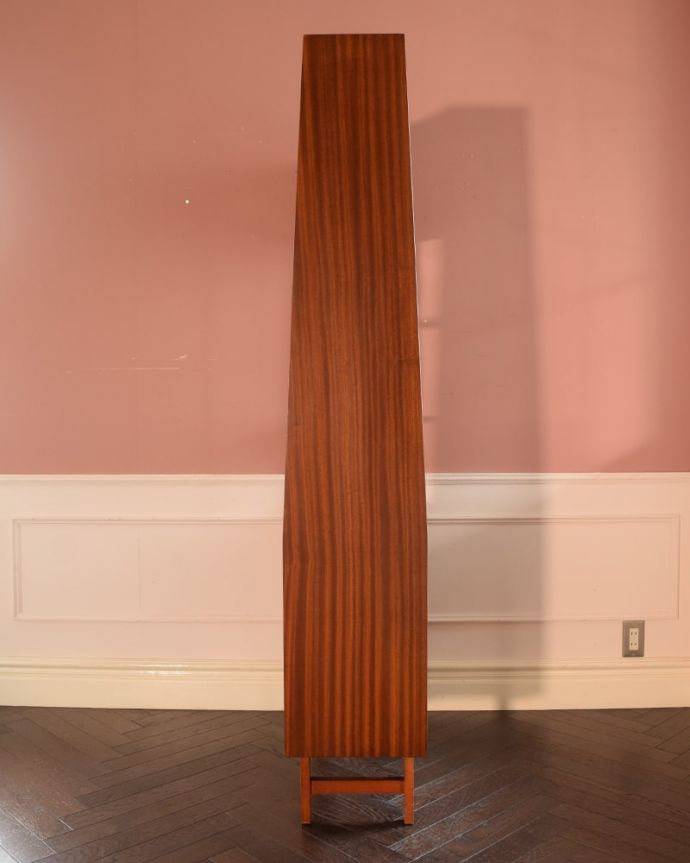 アンティークのキャビネット　アンティーク家具　ディバイダー　横から見ても素敵なんですもちろん、横から見てもキレイに仕上がっているので、いろんな場所に置いて使って下さい。(x-1394-f)