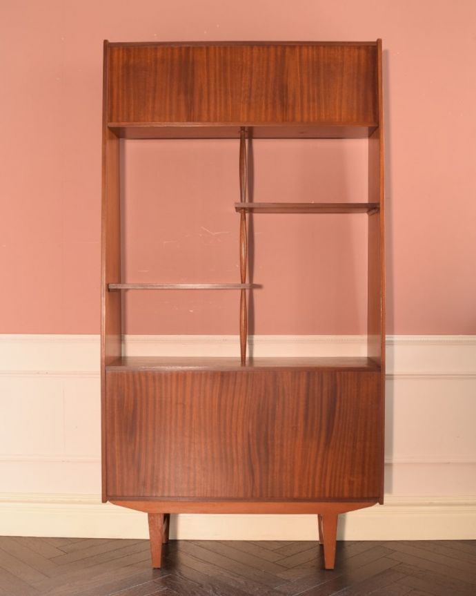 アンティークのキャビネット　アンティーク家具　本棚や飾り棚に使えるヴィンテージ家具、イギリスで見つけたディバイダー。もちろん後ろ姿も自信アリアンティークは新品ではないので、経年変化によるキズはありますが、専門の職人がキレイにお直しをしているので、後ろ姿にも自信があります。(x-1178-f)