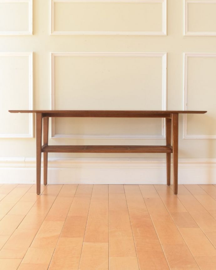 アンティークのテーブル アンティーク家具 ネイサンコーヒーテーブル 360度、どこから見てもカッコいい!アンティークは新品ではないので、もちろん経年変化によるキズはありますが、専門の職人がしっかりお直しをしているので、どの角度から見てもキレイです。(x-1395-f)