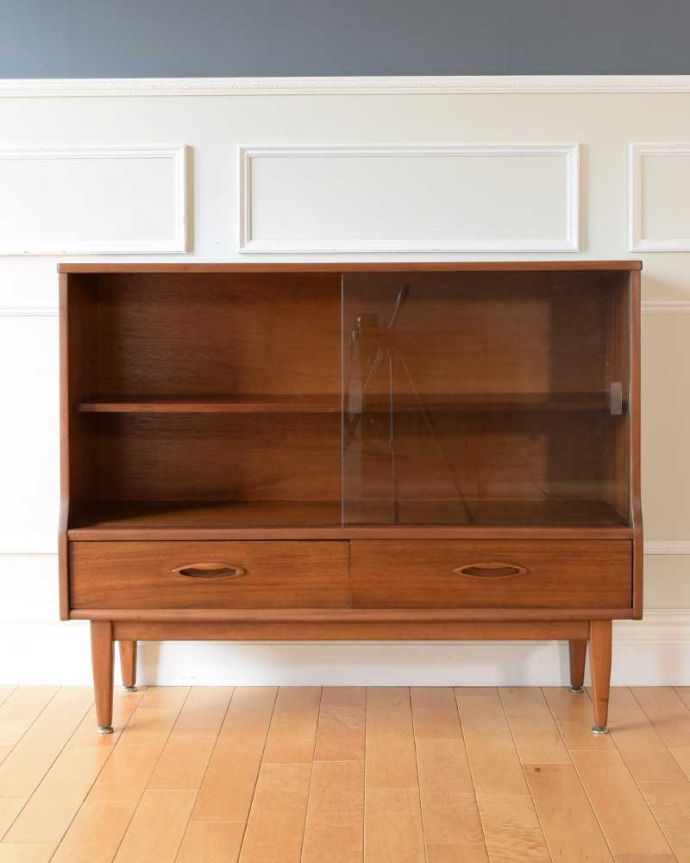 ヴィンテージキャビネットの扉の中