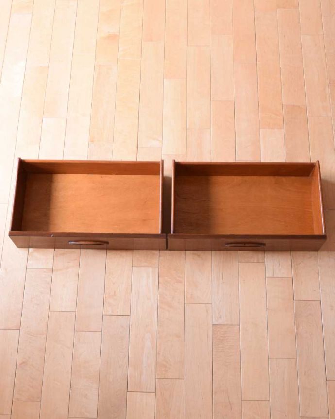 アンティークのキャビネット　アンティーク家具　本棚や飾り棚に使えるヴィンテージ家具、引き戸タイプのガラスキャビネット　もちろん、引き出しもキレイです！引き出しの中も専門の職人が修復したのでキレイです。(x-1396-f)