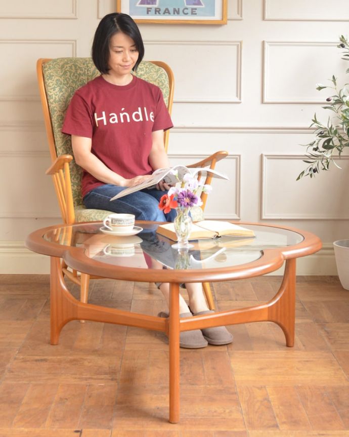 アンティークのテーブル アンティーク家具 クローバーリーフテーブル どこに置いてもクールに決まる!北欧スタイルのテーブル天板がガラスなので、女性にとって使いやすさバツグン。(x-1397-f)