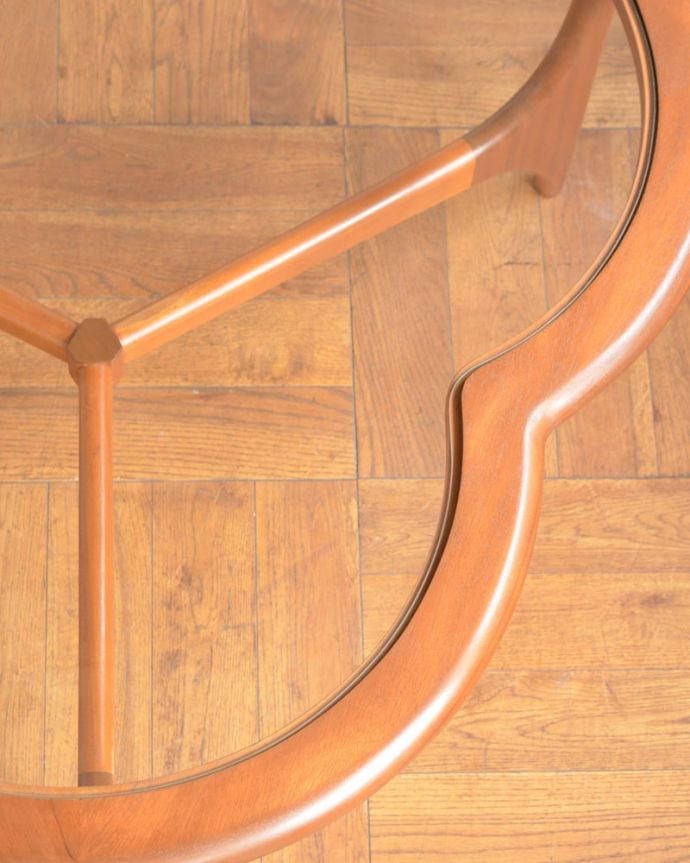 アンティークのテーブル アンティーク家具 クローバーリーフテーブル 天板を近くで見てみると・・・こんな感じでとってもキレイです!気になる方には新しいガラス天板に取り替えてお届けします。(x-1397-f)