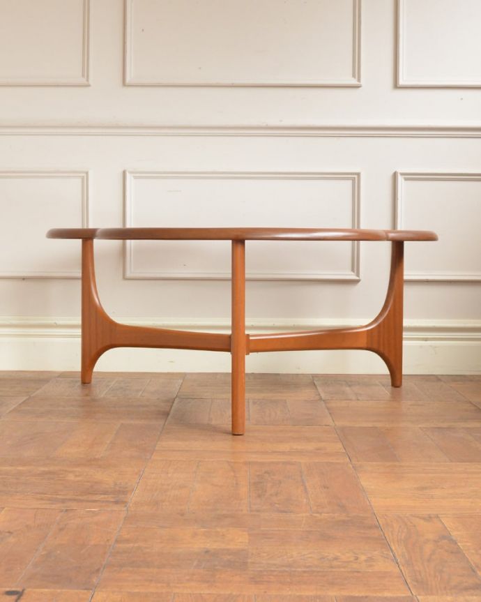 アンティークのテーブル アンティーク家具 クローバーリーフテーブル 横から見てもカッコイイ北欧スタイルの家具はデザインがステキだから、横から見た姿も絵になるカッコよさ!。(x-1397-f)