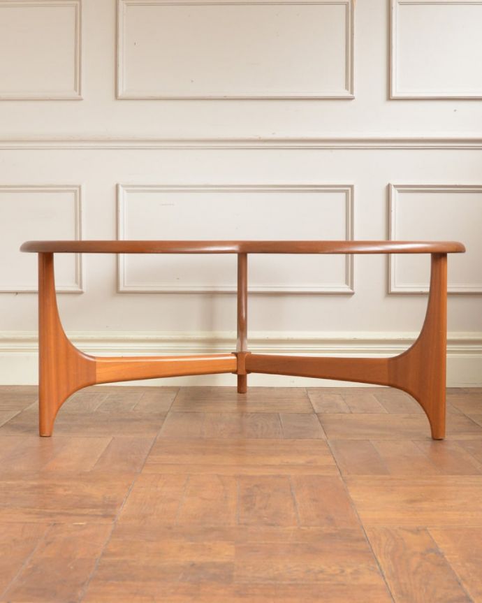 アンティークのテーブル アンティーク家具 クローバーリーフテーブル 見る角度によって見え方が違う…ヴィンテージなので、もちろん経年変化によるキズはありますが、専門の職人がしっかり修復しているので安心さが違います。(x-1397-f)