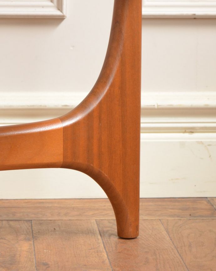 アンティークのテーブル アンティーク家具 クローバーリーフテーブル 女性1人でラクラク運べちゃう仕掛けHandleのアンティークは、脚の裏にフェルトキーパーをお付けしています。(x-1397-f)