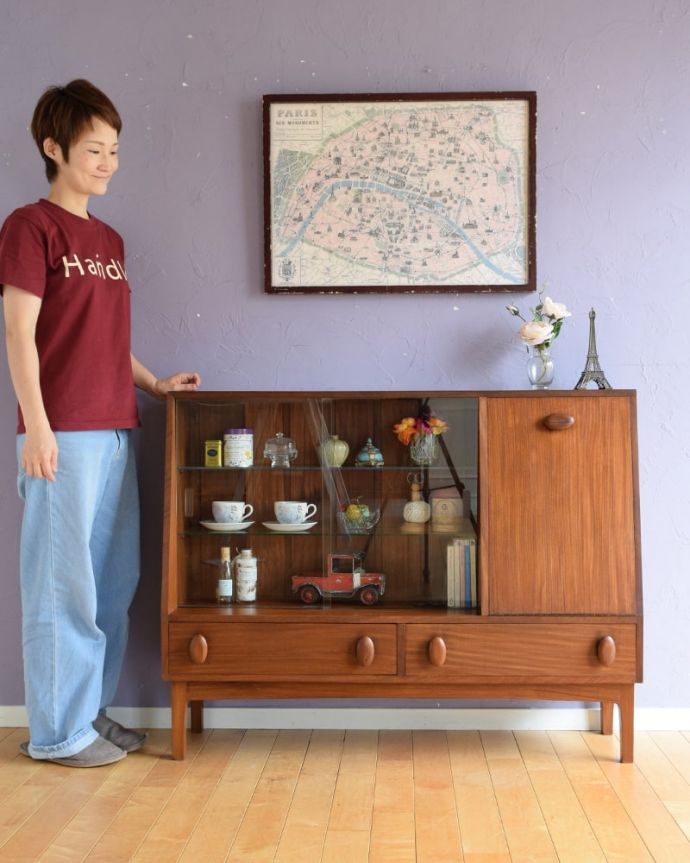 アンティークのキャビネット　アンティーク家具　ガラスキャビネット　シンプルな中に感じられるあたたかさスッキリとカッコイイ雰囲気が人気の北欧スタイルのキャビネット。(x-1398-f)