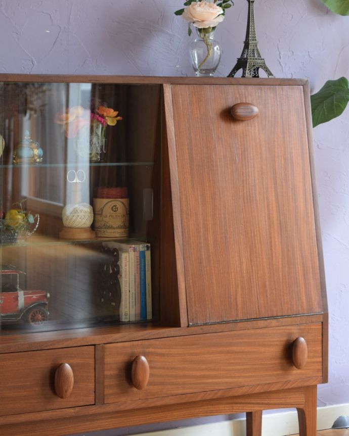 アンティークのキャビネット　アンティーク家具　ガラスキャビネット　ヴィンテージ家具が醸し出すあたたかさ。(x-1398-f)