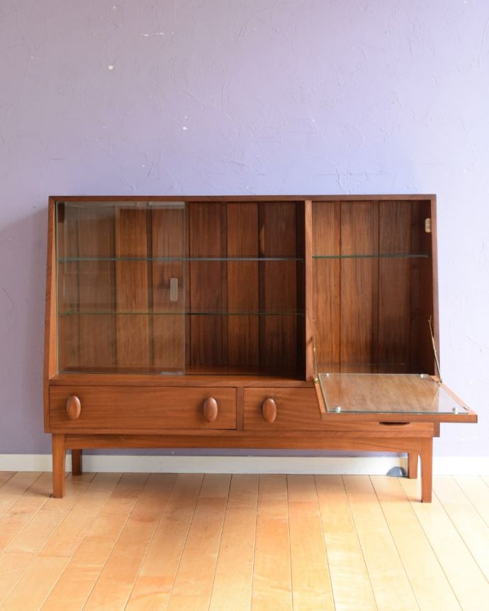 アンティークのキャビネット　アンティーク家具　ガラスキャビネット　慣れ親しんだ引き戸タイプのたっぷり収納扉は日本人の私たち向けに引き戸。(x-1398-f)