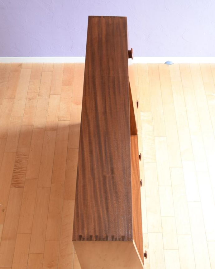 アンティークのキャビネット　アンティーク家具　ガラスキャビネット　天板の塗装もキレイに仕上げましたヴィンテージの家具は修復方法が様々。(x-1398-f)