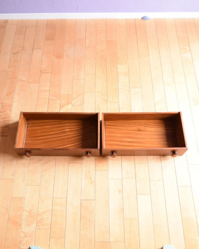 アンティークのキャビネット　アンティーク家具　ガラスキャビネット　もちろん、引き出しもキレイです！引き出しの中も専門の職人が修復したのでキレイです。(x-1398-f)