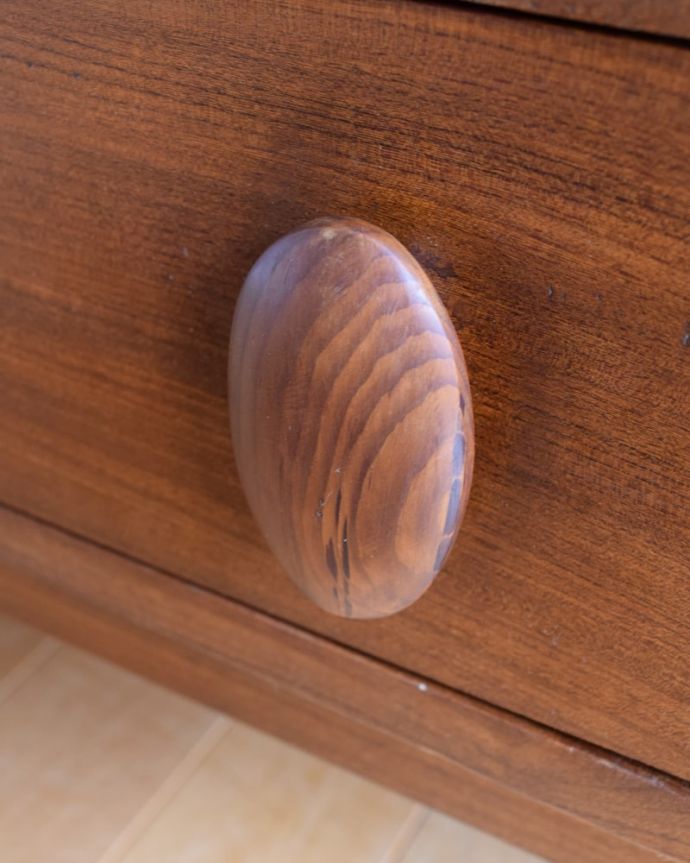 アンティークのキャビネット　アンティーク家具　ガラスキャビネット　デザインの一部になっていますオシャレな取っ手のデザインは、家具のデザインの一部。(x-1398-f)