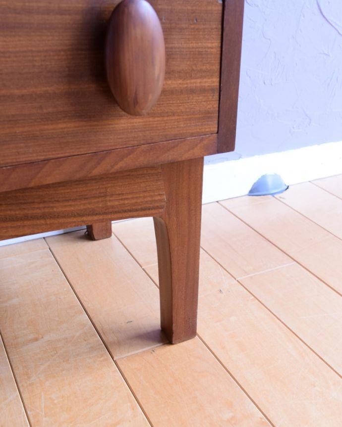 アンティークのキャビネット　アンティーク家具　ガラスキャビネット　スッキリとした脚の裏には…Handleの家具の脚裏にはフェルトキーパーをお付けしています。(x-1398-f)