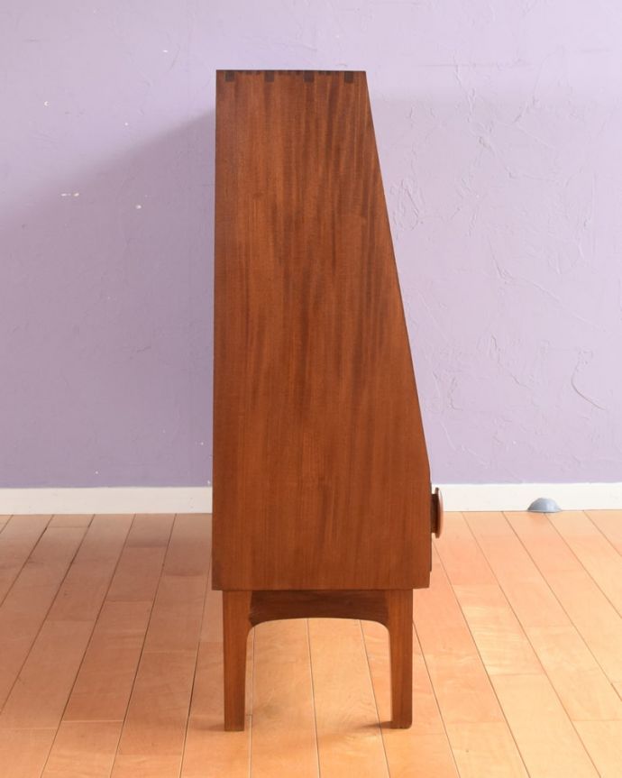 アンティークのキャビネット　アンティーク家具　ガラスキャビネット　横から見てもスッキリどこから見てもスッキリとしてステキなヴィンテージ家具。(x-1398-f)