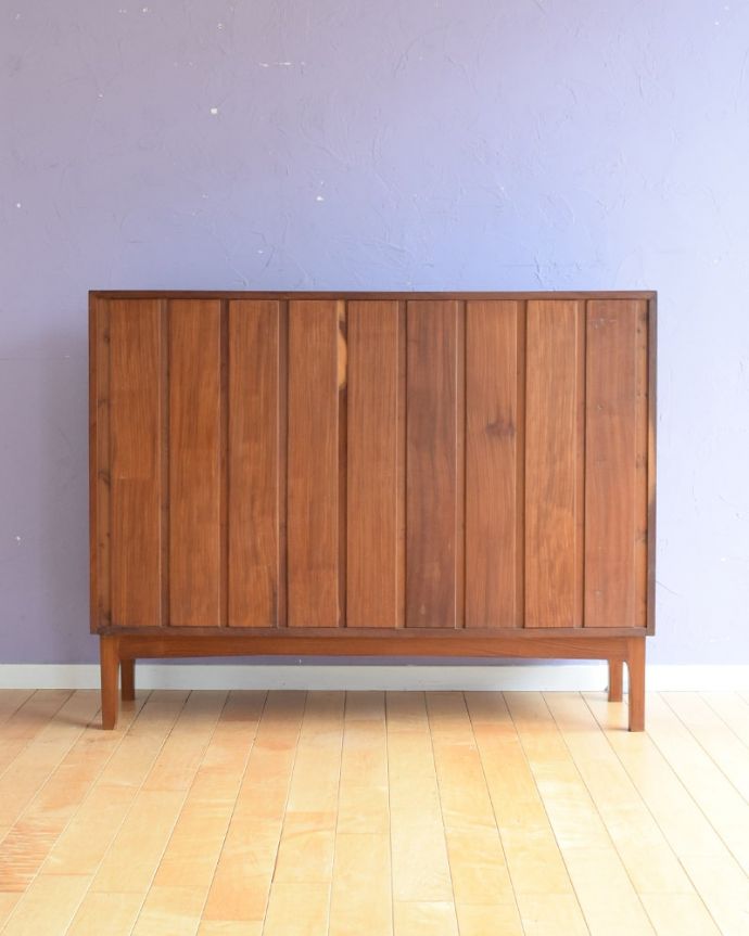 アンティークのキャビネット　アンティーク家具　ガラスキャビネット　後ろ姿もキレイですビンテージは新品ではないので、もちろん経年変化によるキズはあります。(x-1398-f)