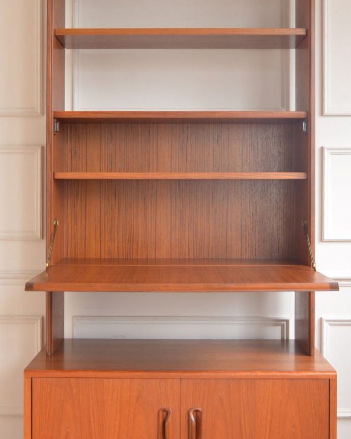 アンティークのキャビネット　アンティーク家具　G-planユニットキャビネット　扉の奥はたっぷり収納扉を開けると、中にはたっぷりの収納。(x-1399-f)