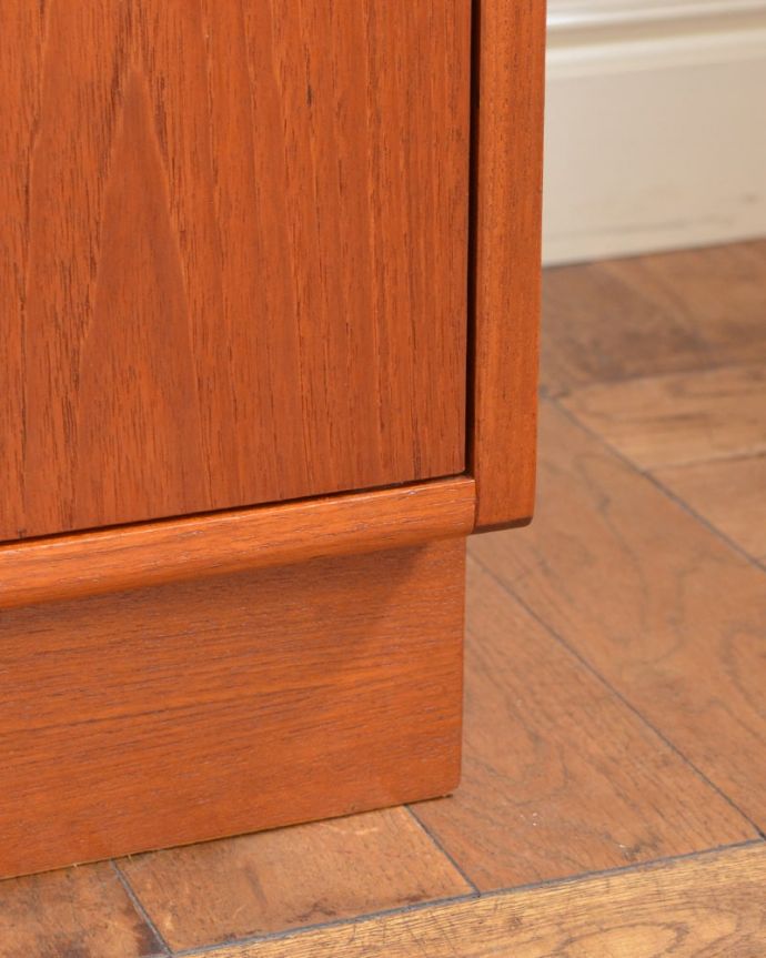 G-PLAN(Gプラン)　アンティーク家具　G-PLANのヴィンテージ家具、引き戸付きのビューローキャビネット（デスク）。スッキリとした脚の裏には…Handleの家具の脚裏にはフェルトキーパーをお付けしています。(k-2595-f)