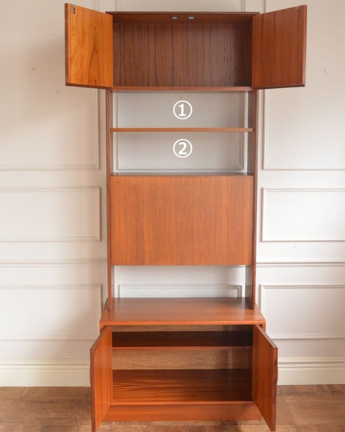 G-PLAN(Gプラン)　アンティーク家具　G-PLANのヴィンテージ家具、引き戸付きのビューローキャビネット（デスク）。扉の奥はたっぷり収納扉を開けると、中にはたっぷりの収納。(k-2595-f)