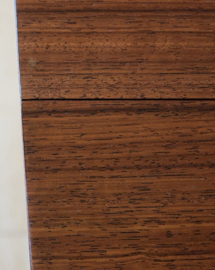 アンティークのテーブル　アンティーク家具　ドローリーフテーブル　近づいて見てみると･･･手間暇を掛けてアンティーク家具専門の職人が丁寧に修復した天板は、木目も美しいんです。(x-1400-f)