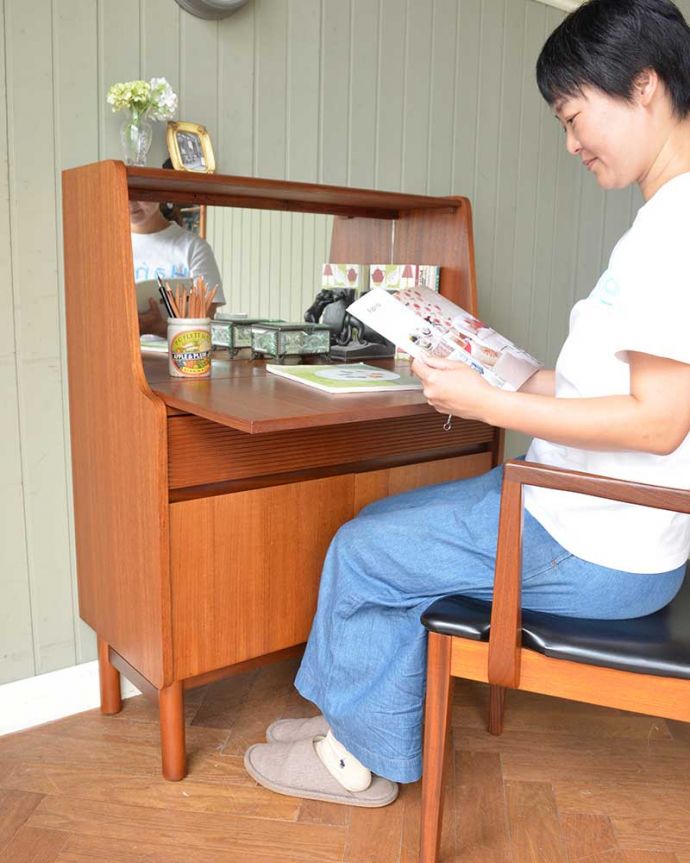 ビューロー　アンティーク家具　イギリスで見つけたヴィンテージビューロー　実は･･･デスクが隠れていますスッキリとしたデザインのサイドボード。(x-1401-f)