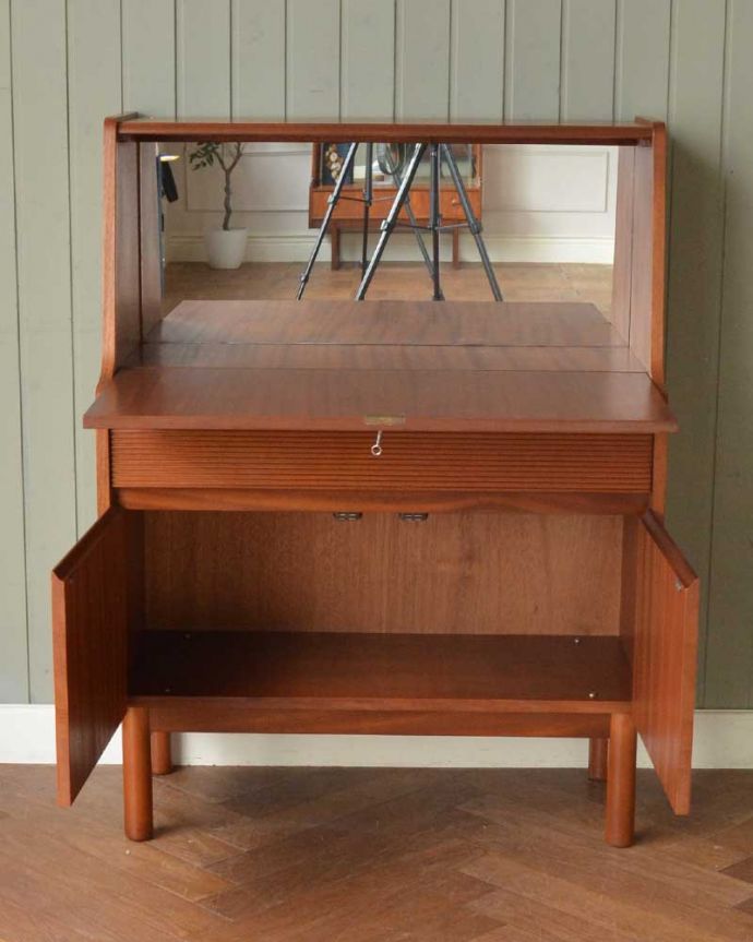 ビューロー　アンティーク家具　イギリスで見つけたヴィンテージビューロー　見た目だけじゃなく収納力もバッチリの実力派ご希望の方にはさらにスッキリ収納できるようコード配線用の穴あけ加工を施してからお届けします（有料+3000円）お気軽にご連絡下さい。(x-1401-f)