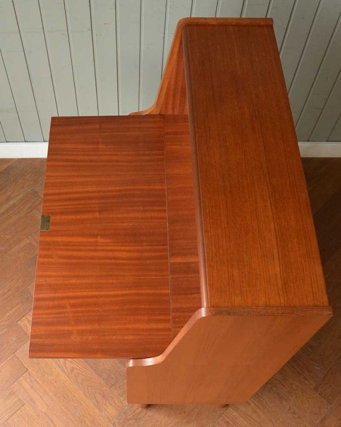 ビューロー　アンティーク家具　イギリスで見つけたヴィンテージビューロー　天板の塗装もキレイに仕上げましたヴィンテージの家具は年代が若いので修復方法も様々。(x-1401-f)