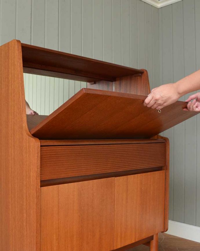 ビューロー　アンティーク家具　イギリスで見つけたヴィンテージビューロー　隠れた仕掛けがあります引っ張り出すだけでデスクになっちゃう優れもの。(x-1401-f)