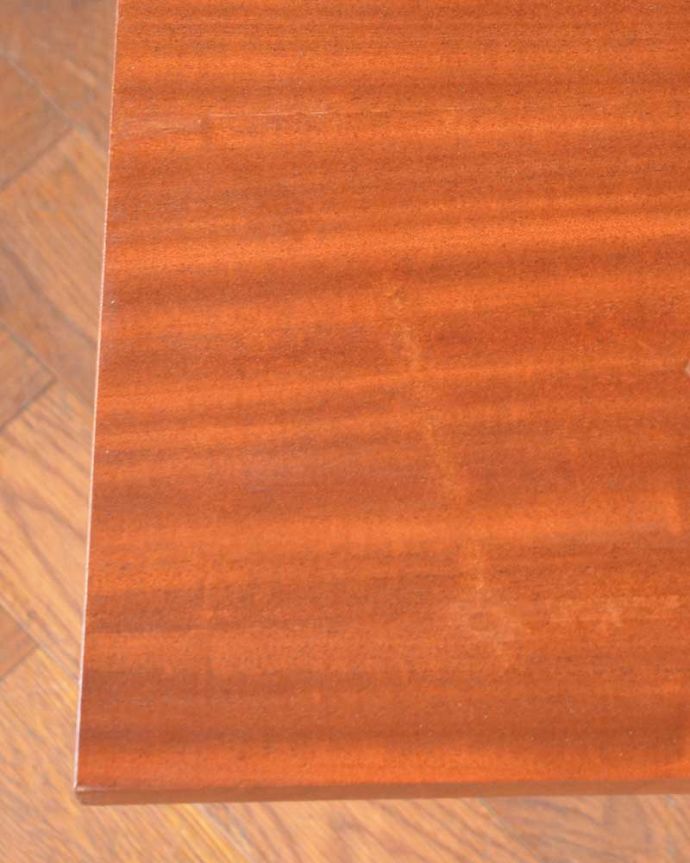 ビューロー　アンティーク家具　イギリスで見つけたヴィンテージビューロー　デスクの天板を見てみると･･･気になる天板部分もキレイにお直ししました。(x-1401-f)