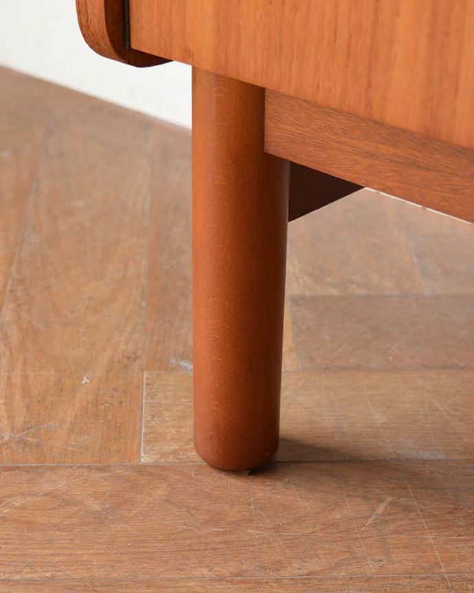 ビューロー　アンティーク家具　イギリスで見つけたヴィンテージビューロー　スッキリとした脚の裏には…運びやすいようHandleのヴィンテージ家具の脚の裏にはフェルトキーパーをお付けしています。(x-1401-f)