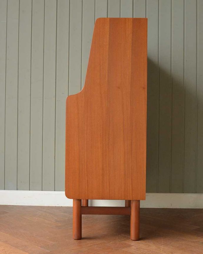 ビューロー　アンティーク家具　イギリスで見つけたヴィンテージビューロー　横から見てもスッキリデザインスッキリとカッコいいヴィンテージ家具は、横から見た姿もスッキリ！風合いだけ残してキレイに修復しました。(x-1401-f)