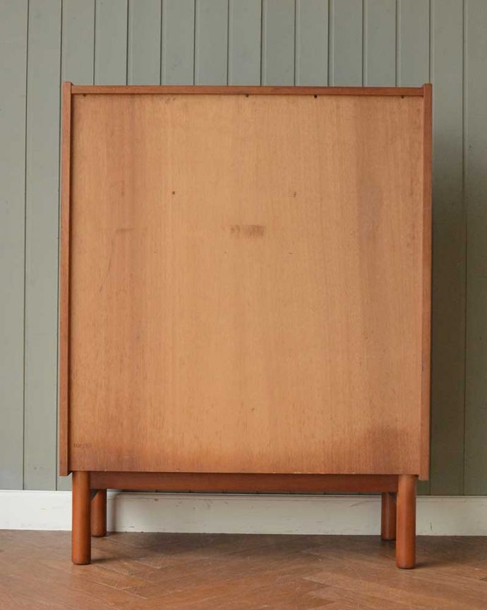 ビューロー　アンティーク家具　イギリスで見つけたヴィンテージビューロー　もちろん後ろ姿もキレイですビンテージは新品ではないので、もちろん経年変化によるキズはありますが、アンティーク専門の職人がしっかり修復したので後ろ姿もキレイです。(x-1401-f)