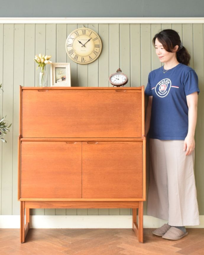 ビューロー　アンティーク家具　キャビネット　スッキリとした立ち姿がカッコいい北欧スタイルの家具カッコいいお部屋を作りたい方におススメの北欧デザインの家具。(x-1402-f)