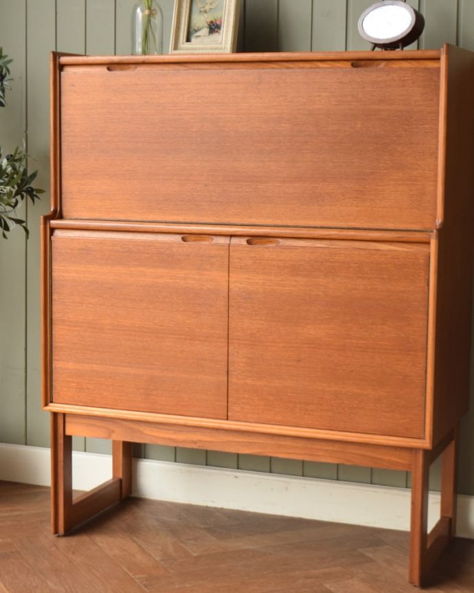 ビューロー　アンティーク家具　キャビネット　扉の木目から伝わるあたたかさヴィンテージ家具らしいクールなデザイン。(x-1402-f)