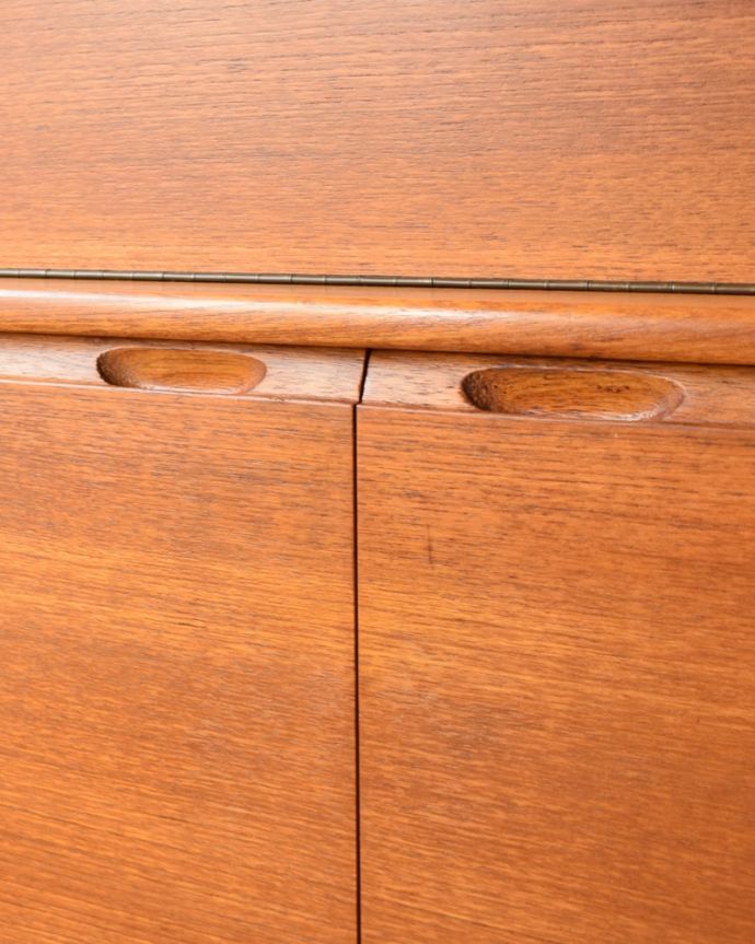 ビューロー　アンティーク家具　キャビネット　取っ手もデザインの一部です。(x-1402-f)