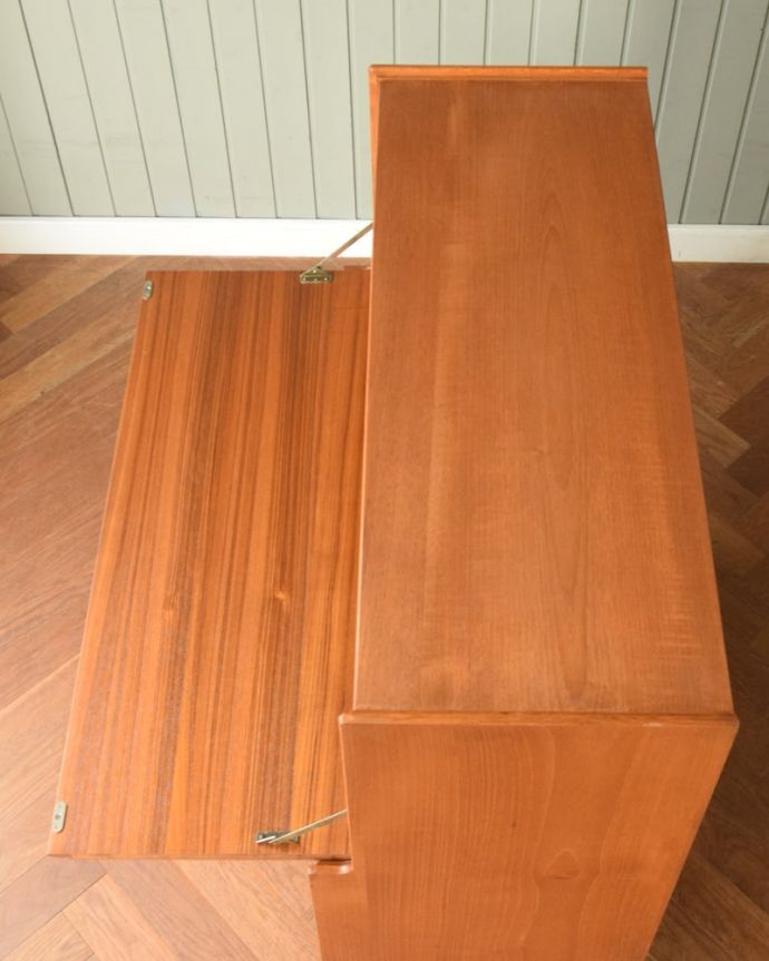 ビューロー　アンティーク家具　キャビネット　天板の塗装もキレイに仕上げましたヴィンテージの家具は年代が若いので修復方法も様々。(x-1402-f)