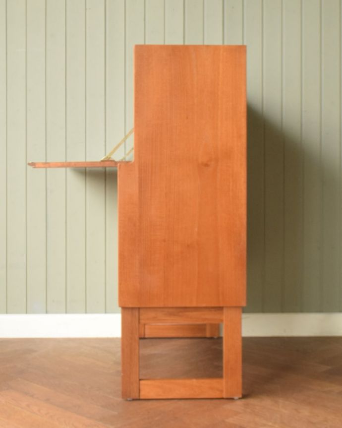 ビューロー　アンティーク家具　キャビネット　横から見てもスッキリデザインスッキリとカッコいいヴィンテージ家具は、横から見た姿もスッキリ！風合いだけ残してキレイに修復しました。(x-1402-f)