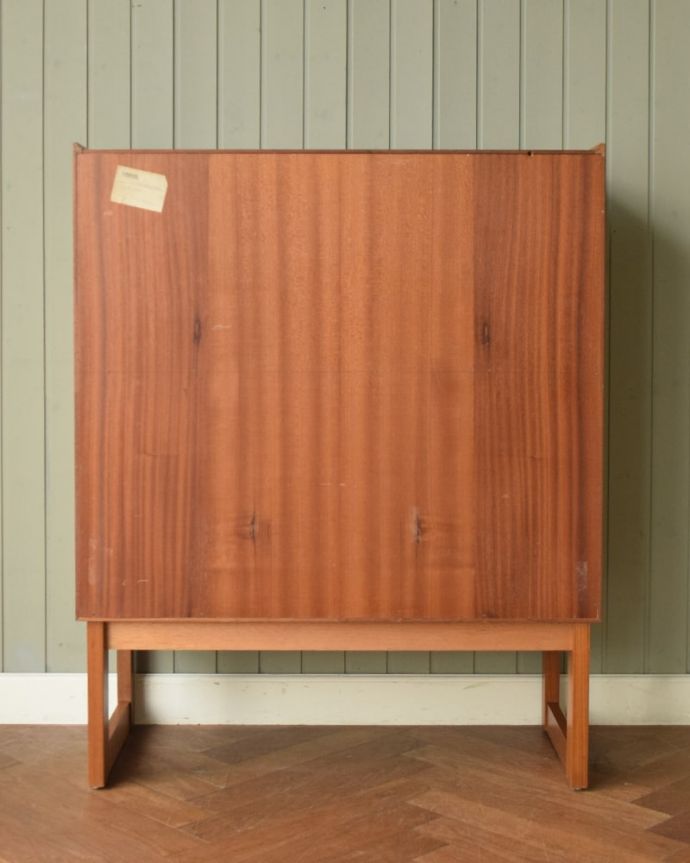 ビューロー　アンティーク家具　キャビネット　もちろん後ろ姿もキレイですビンテージは新品ではないので、もちろん経年変化によるキズはありますが、アンティーク専門の職人がしっかり修復したので後ろ姿もキレイです。(x-1402-f)