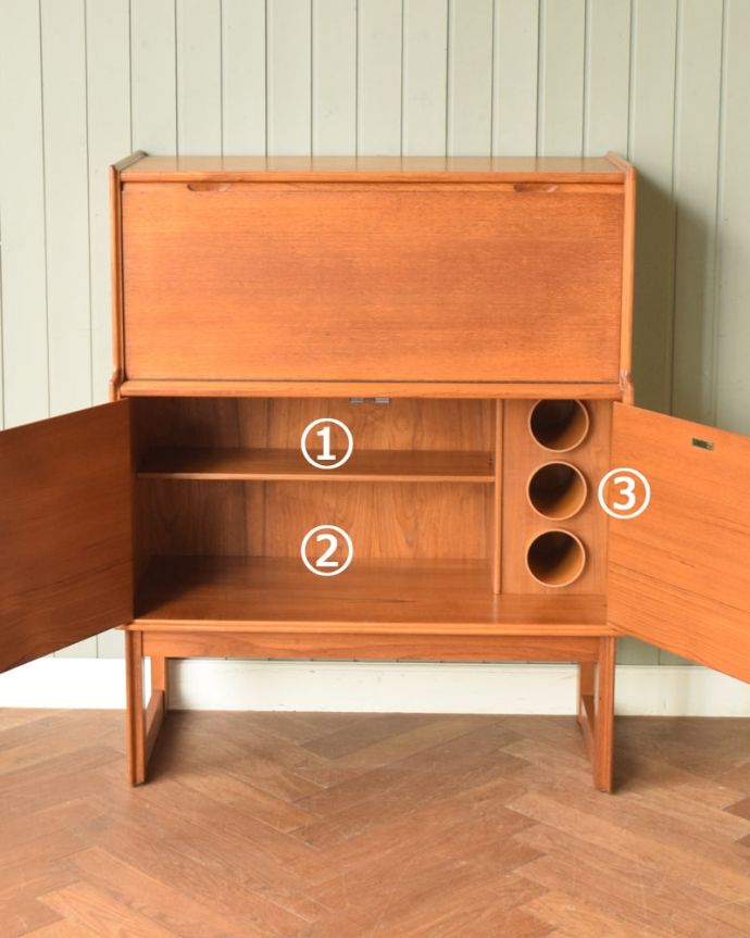 ビューロー　アンティーク家具　キャビネット　見た目だけじゃなく収納力もバッチリの実力派ご希望の方にはさらにスッキリ収納できるようコード配線用の穴あけ加工を施してからお届けします（有料+3000円）お気軽にご連絡下さい。(x-1402-f)