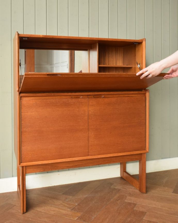 ビューロー　アンティーク家具　北欧スタイルのヴィンテージ家具、ビューローにもなるお洒落なカクテルキャビネット　あっという間にデスクに変身扉を前に倒すだけで、あっという間にデスクが登場！カッコよさだけじゃない魅力が隠れています。(x-1402-f)