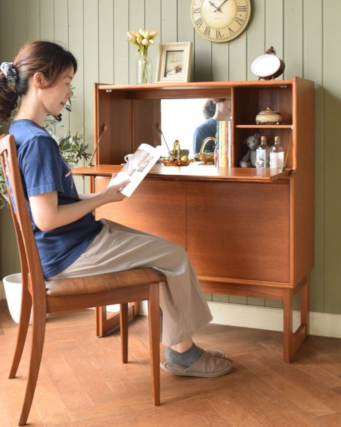 ビューロー　アンティーク家具　キャビネット　実は･･･デスクが隠れていますスッキリとしたデザインのサイドボード。(x-1402-f)