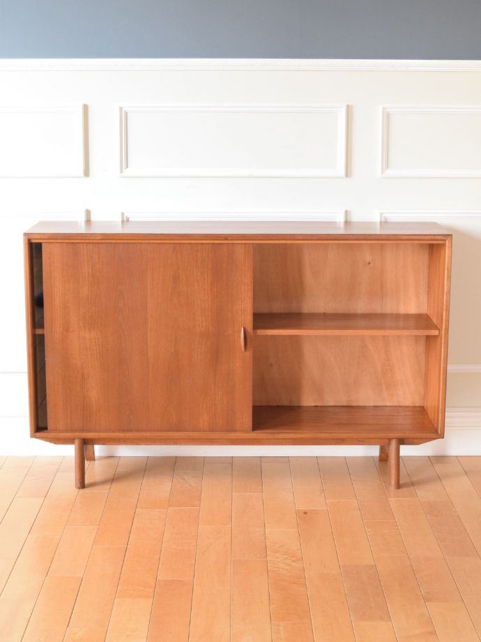 ヴィンテージキャビネットの扉の中