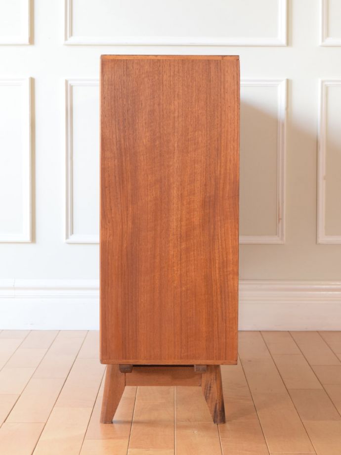 ビンテージキャビネットの側面