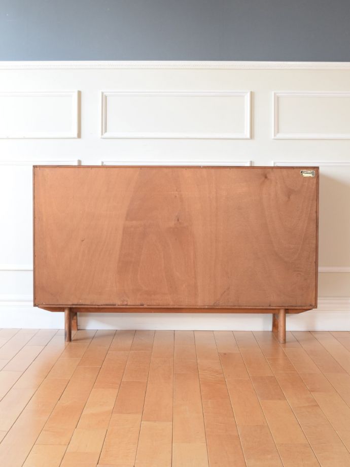 キャビネットの後ろ姿