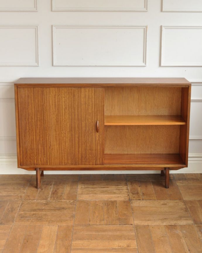 ヴィンテージキャビネットの扉の中