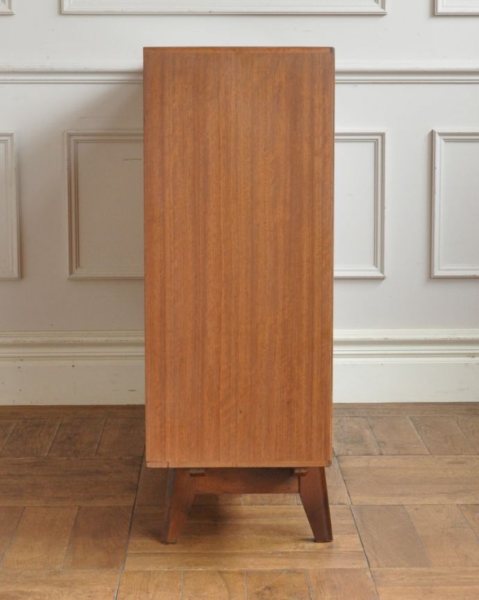 ビンテージキャビネットの側面