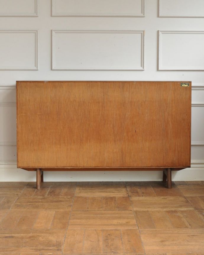 キャビネットの後ろ姿