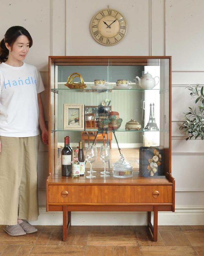 アンティークのキャビネット　アンティーク家具　ディスプレイ楽しめるミラーバック、ヴィンテージの引き戸タイプのガラスキャビネット　シンプルな中に感じられるあたたかさスッキリとカッコイイ雰囲気が人気の北欧スタイルのキャビネット。(x-1405-f)