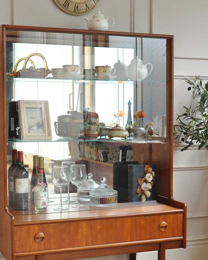 北欧スタイルのビンテージ家具、ガラス扉のショーケースキャビネット(x