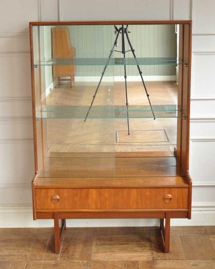 アンティークのキャビネット　アンティーク家具　ディスプレイ楽しめるミラーバック、ヴィンテージの引き戸タイプのガラスキャビネット　慣れ親しんだ引き戸タイプのたっぷり収納扉は日本人の私たち向けに引き戸。(x-1405-f)